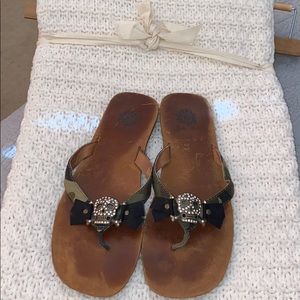 Yellow box skull sandals camo
